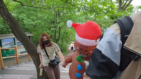 반응몬 - [클립]외국인 등산객이랑 사진 찍는 쿠키런 물초코