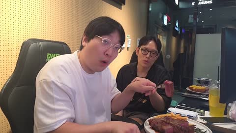 주륵주륵르르 - [클립]티본 스테이크 먹는 솔직 이상호