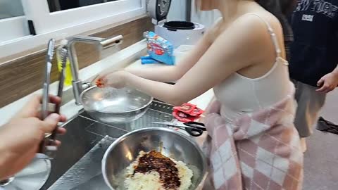 주륵주륵르르 - [클립]열심히 비빔면 비비는 아이밈