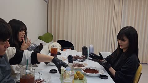 오니츠카 - [클립]민교네 집에서 두쫀쿠 만들기 (이라,수야,타요,아이...