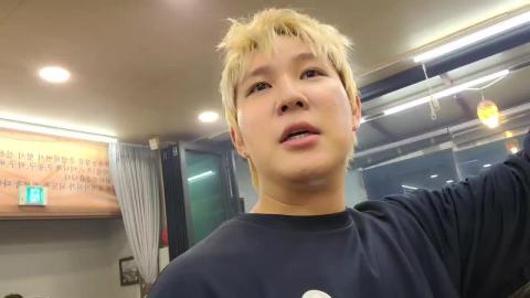 반응몬 - 대표님 옆에서 숲 체육대회 회식자리에서 건배사하는 장지수 ...