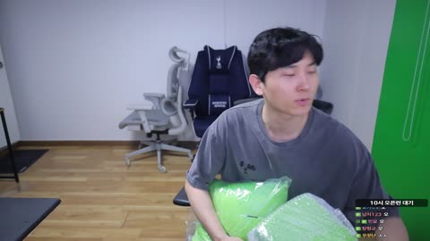반응몬 - 교록색 쿠션 2가지 종류 공개하는 김민교