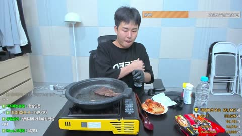 반응몬 - [클립]소고기 먹방하다가 채팅창 과열시키는 행동하는 이지상