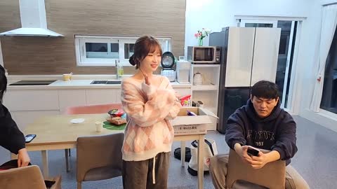 주륵주륵르르 - [클립]아이밈이 남자들 입히려고 가져온 수영복 수준