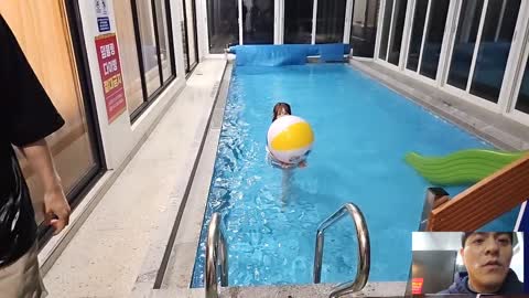 주륵주륵르르 - [클립]비키니 입고 다가오는 아이밈에 표정관리 안되는 ...