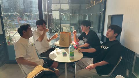 주륵주륵르르 - [클립]성태: 킹냥이랑 영감이하고 내 있음 말을 안하노...