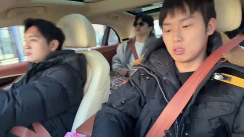 주륵주륵르르 - [클립]킴성태: 차안에서 먹지말라고 내려!