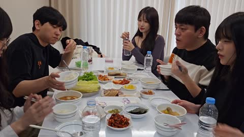 주륵주륵르르 - [클립]민교: 집에 안 가요? 타요: 저녁 먹고 가려고 ...