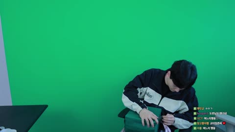 주륵주륵르르 - [클립]아이밈에게 받은 선물 개봉하는 김민교