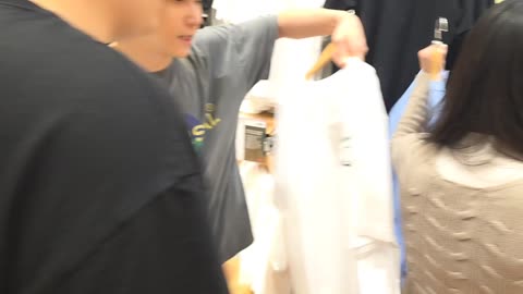 [클립]옷 싹쓸어담는 모습에 실소 나오는 염보성