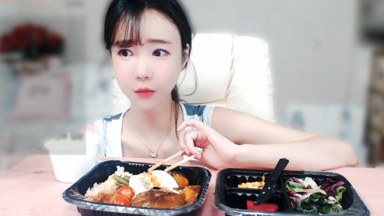 셀리 셀럽분들과 소통하며 함박 스테이크 먹방!