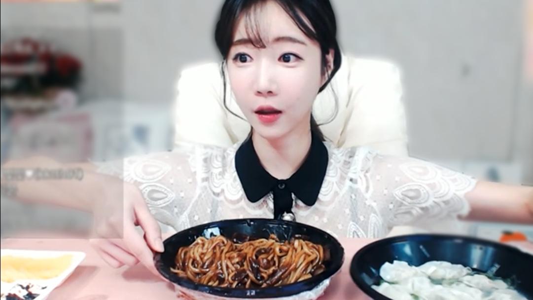 셀리 셀리의 먹방! 짜장&물만두의 조화!