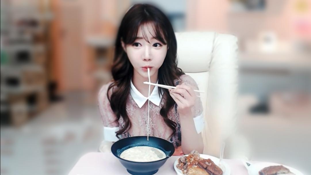 셀리 돈까스오므라이스엔 콩국수 꼬망!