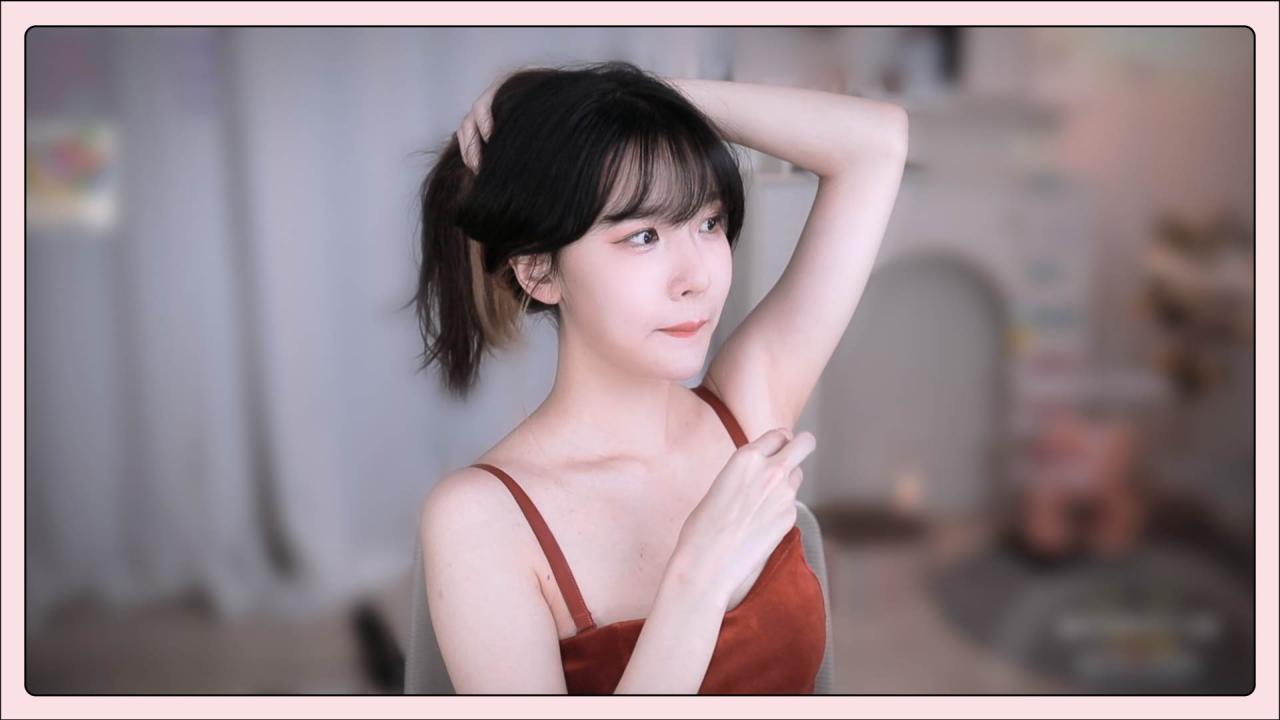 이렇게 입고 떡볶이 먹고있다.. 다른걸 먹어야 핰
