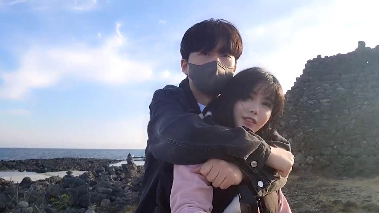 배가 끊기면 나올 수 없는 곳에 둘이 들어갔다가...