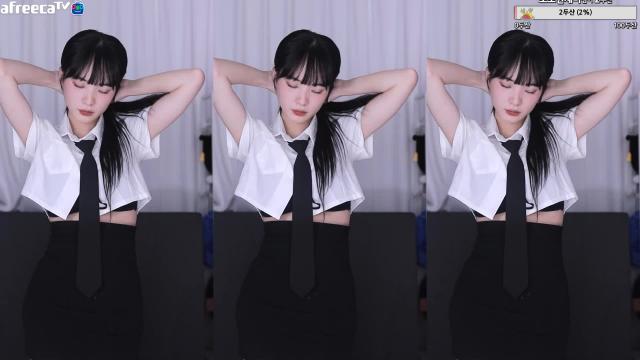 깅예솔코카인 . (교복처럼 보이지만 정장)