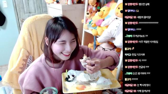 볼안에 모찌를 숨겨둔거야