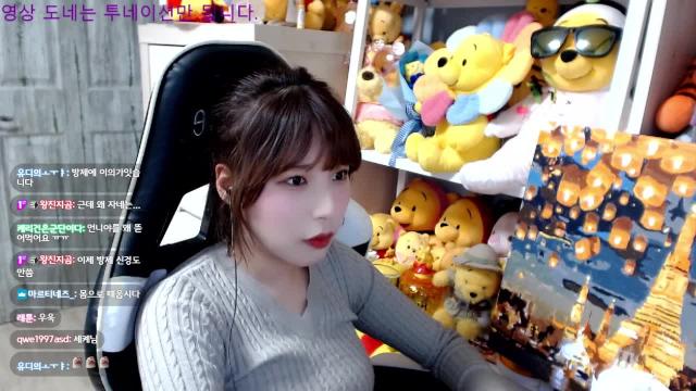 왼쪽 눈감고 오른쪽 볼찌르기